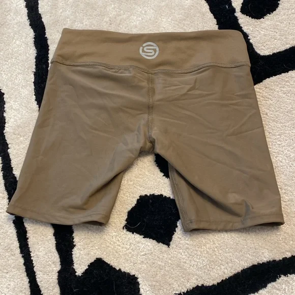 NWT! SKIMS Sporty Short - Picture 2 of 2